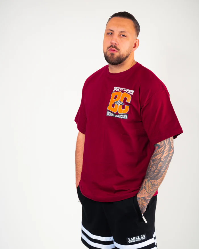Männer Oversize T-Shirt Sports Division - granatrot | Label 23 – Bild 3